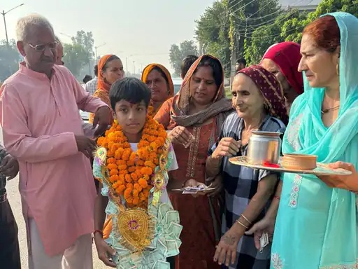 धावक का पलवल में पहुंचने पर फूल व नोटों की मालाओं से किया स्वागत धावक का पलवल में पहुंचने पर फूल व नोटों की मालाओं से किया स्वागत
