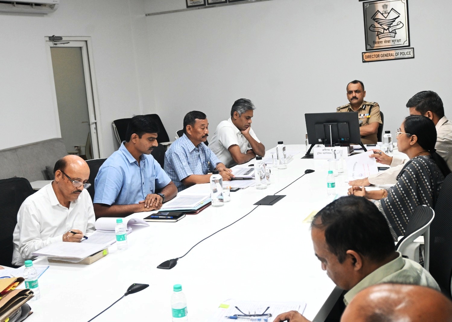 सीबीसीआईडी और आर्थिक अपराध शाखा में लंबित अभियोगों की समीक्षा करते पुलिस महानिदेशक (डीजीपी) उत्तराखंड अभिनव कुमार। सीबीसीआईडी और आर्थिक अपराध शाखा में लंबित अभियोगों की समीक्षा करते पुलिस महानिदेशक (डीजीपी) उत्तराखंड अभिनव कुमार।