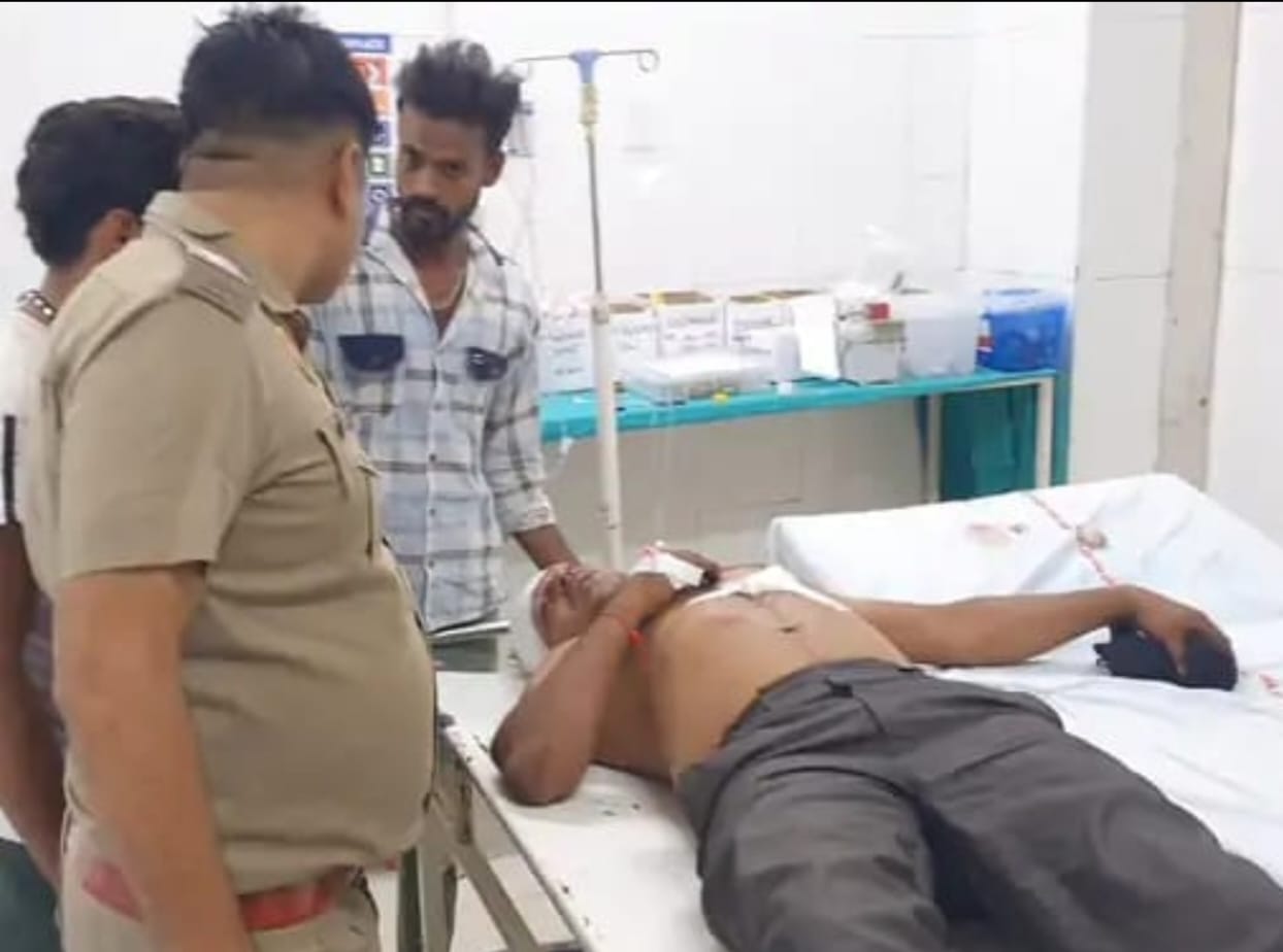 गोली लगने के बाद अस्पताल में दाखिल घायल युवक गोली लगने के बाद अस्पताल में दाखिल घायल युवक