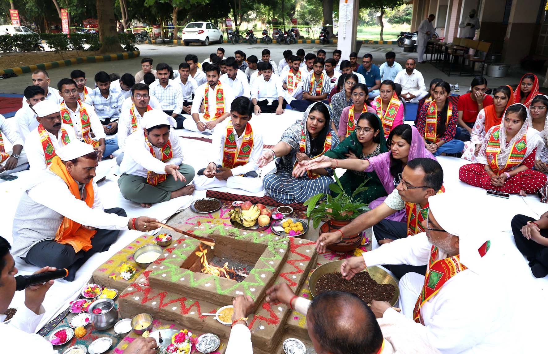 हवन यज्ञ में उपस्थित कुलपति प्रो. नरसी राम बिश्नोई। हवन यज्ञ में उपस्थित कुलपति प्रो. नरसी राम बिश्नोई।