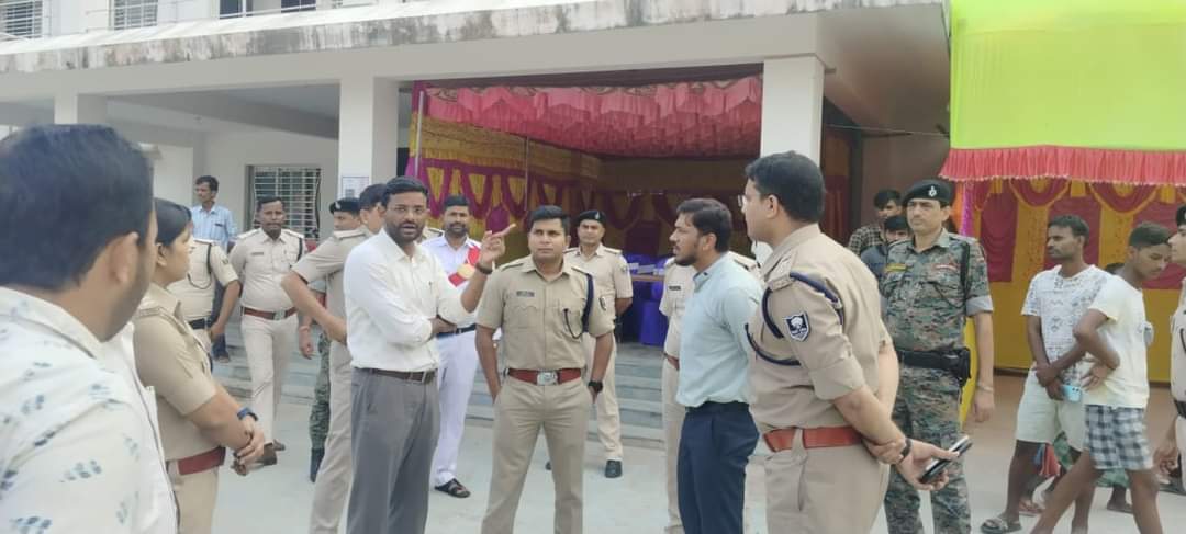 अररिया फोटो:डीएम एसपी पूजा पंडाल का जायजा लेते