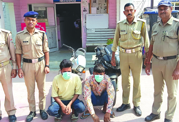 पुलिस गिरफ्त में आरोपित पुलिस गिरफ्त में आरोपित