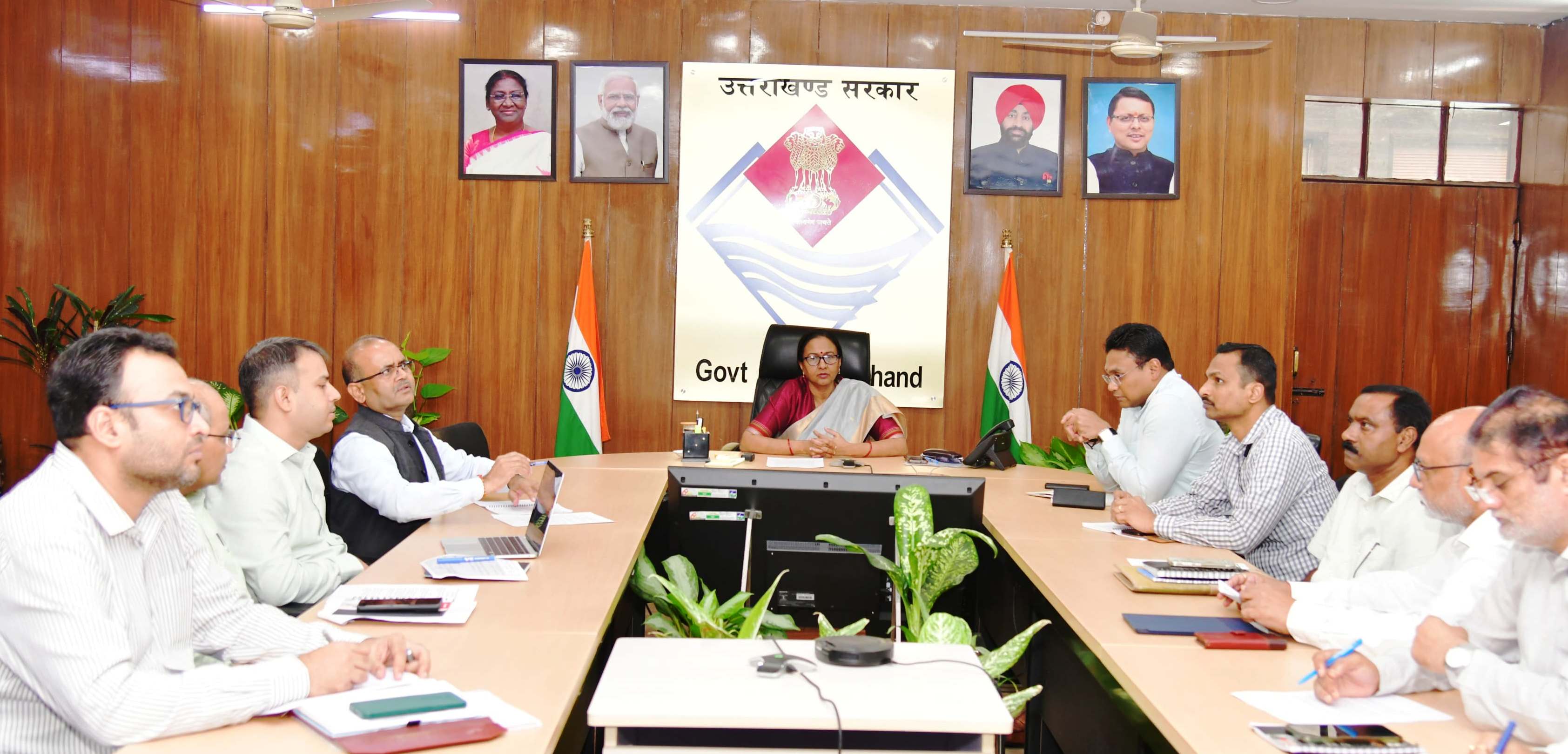 सचिवालय में राज्य कार्यकारिणी समिति की बैठक करतीं मुख्य सचिव राधा रतूड़ी। सचिवालय में राज्य कार्यकारिणी समिति की बैठक करतीं मुख्य सचिव राधा रतूड़ी।