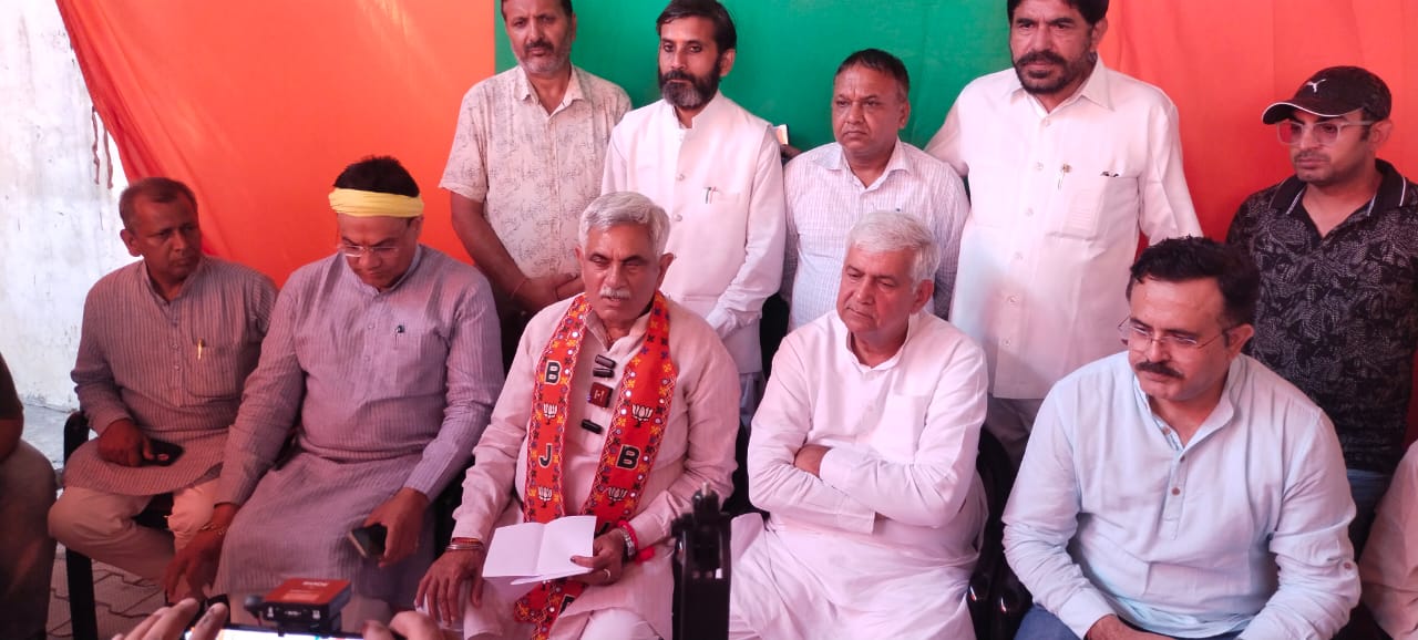फोटो कैप्शन 9आरटीके1 : कैंप कार्यालय में पत्रकारो से बातचीत करते हुए भाजपा प्रदेश उपाध्यक्ष मनीष ग्रोवर -------------- फोटो कैप्शन 9आरटीके1 : कैंप कार्यालय में पत्रकारो से बातचीत करते हुए भाजपा प्रदेश उपाध्यक्ष मनीष ग्रोवर --------------