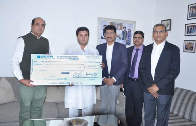 सिंधिया को 33.72 करोड़ रुपये का लाभांश चेक सौंपते टीसीआईएल सीएमडी सिंधिया को 33.72 करोड़ रुपये का लाभांश चेक सौंपते टीसीआईएल सीएमडी