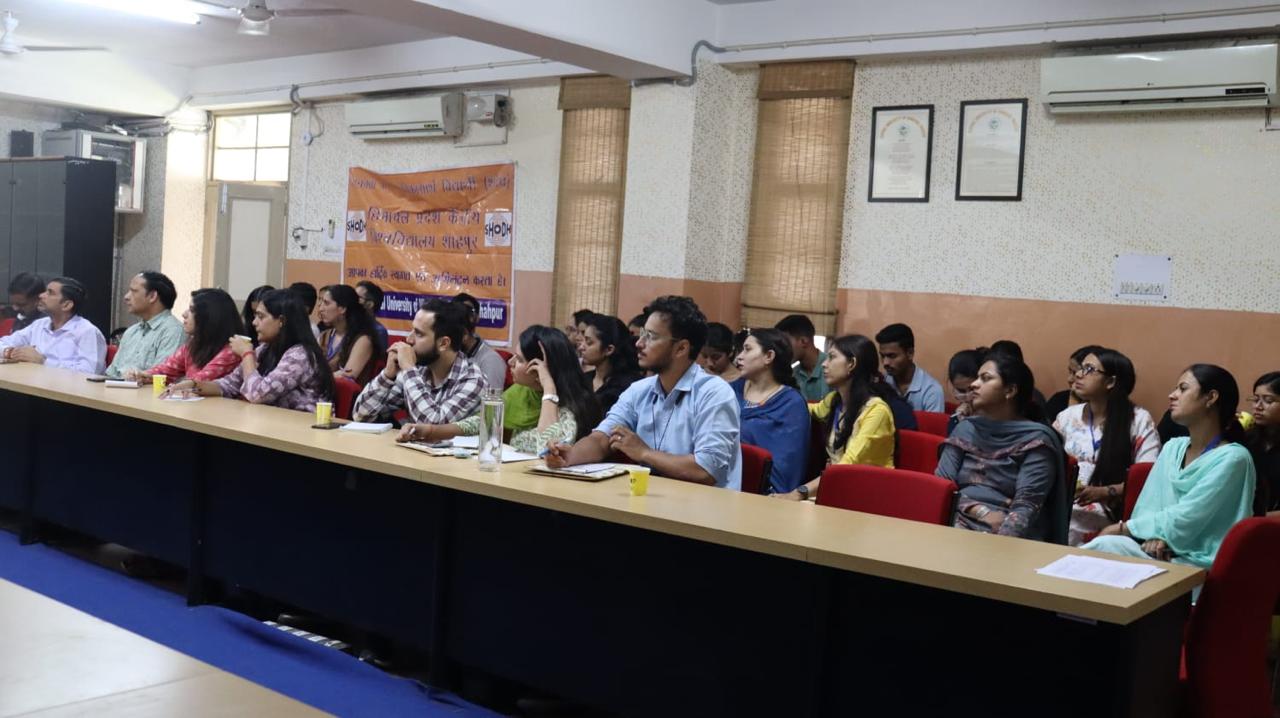 कार्यशाला में मौजूद प्रतिभागी।