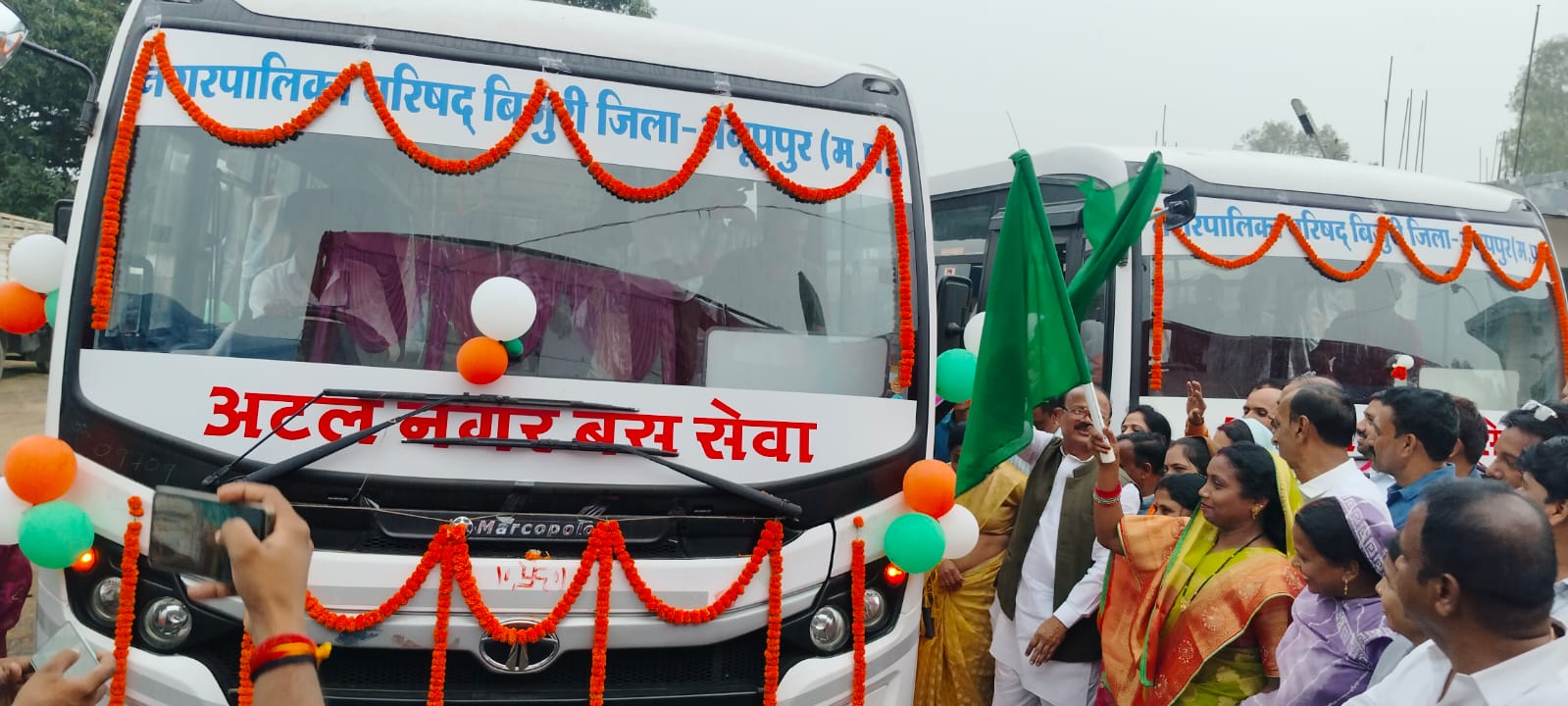 बिजुरी के नवीन बस सेवाओं का शुभारम्भ करते मंत्री दिलीप जायसवाल बिजुरी के नवीन बस सेवाओं का शुभारम्भ करते मंत्री दिलीप जायसवाल