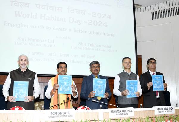 कार्यक्रम के दौरान आवास एवं शहरी कार्य राज्य मंत्री तथा अन्य विशिष्ट अतिथियों द्वारा प्रकाशनों का विमोचन करते हुए कार्यक्रम के दौरान आवास एवं शहरी कार्य राज्य मंत्री तथा अन्य विशिष्ट अतिथियों द्वारा प्रकाशनों का विमोचन करते हुए