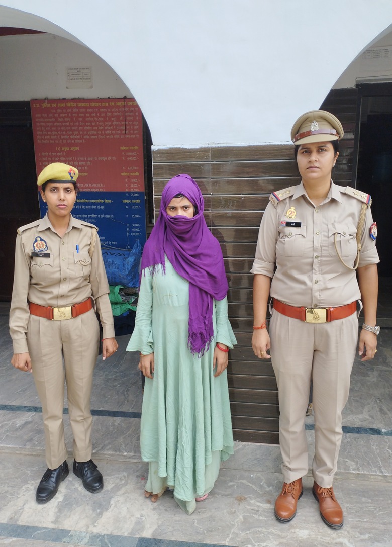 पुलिस हिरासत में चांदनी पुलिस हिरासत में चांदनी