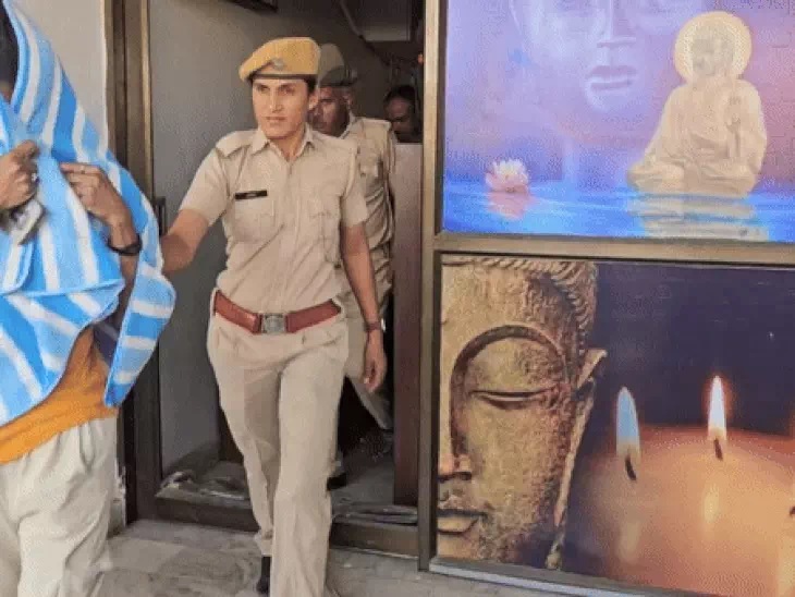 पकड़कर ले जाती पुलिस। पकड़कर ले जाती पुलिस।