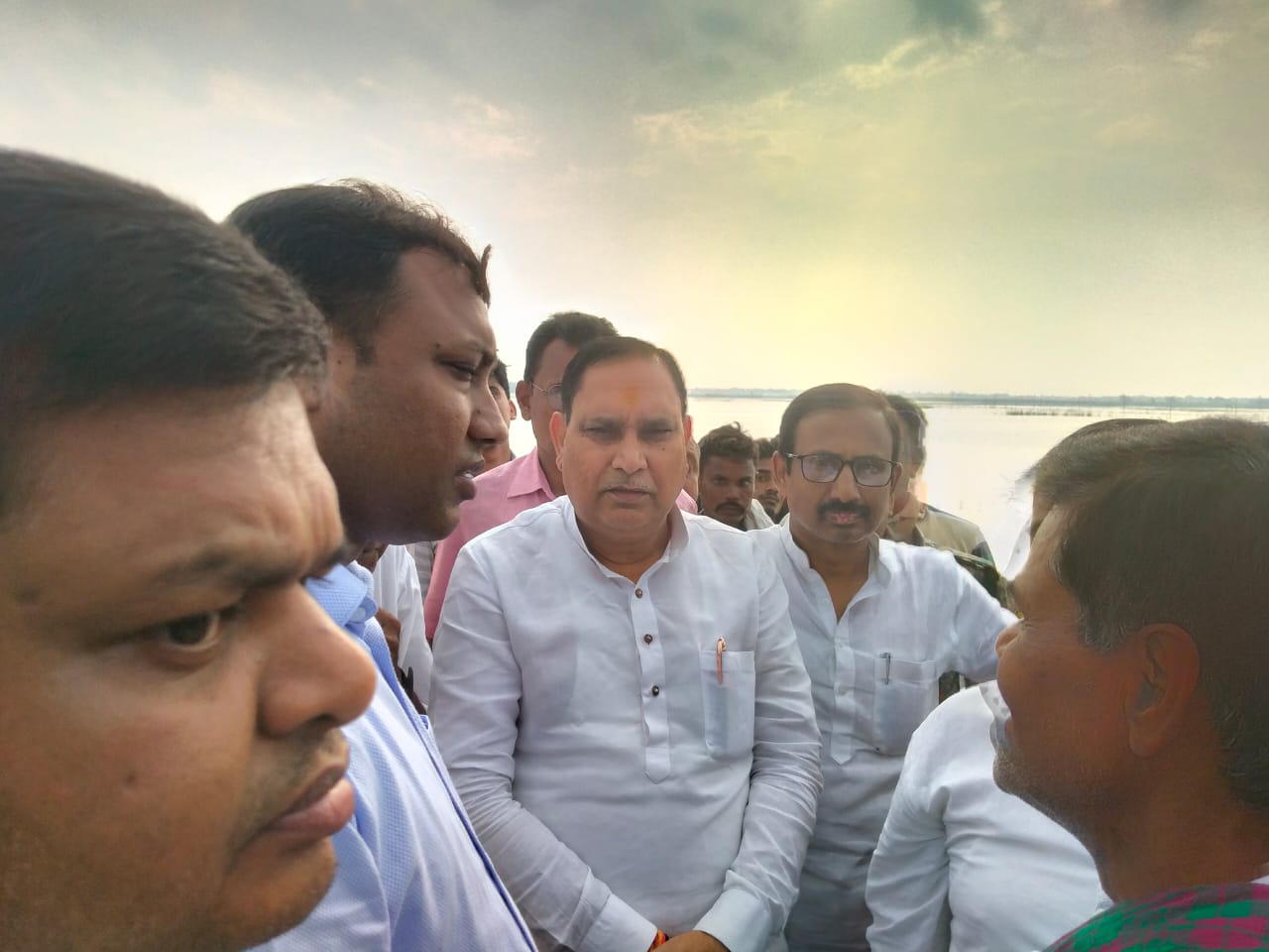 मंत्री द्वारा कल्याणपुर विधानसभा क्षेत्र अंतर्गत सभी बाढ़ प्रभावित क्षेत्रों का भ्रमण मंत्री द्वारा कल्याणपुर विधानसभा क्षेत्र अंतर्गत सभी बाढ़ प्रभावित क्षेत्रों का भ्रमण