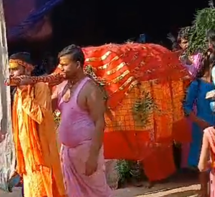 बेतिया में मां का पट खुलते ही निकली मां कि डोली। बेतिया में मां का पट खुलते ही निकली मां कि डोली।