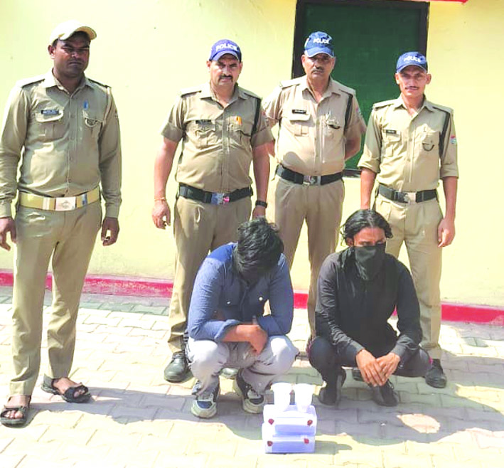 पुलिस गिरफ्त में आरोपित पुलिस गिरफ्त में आरोपित