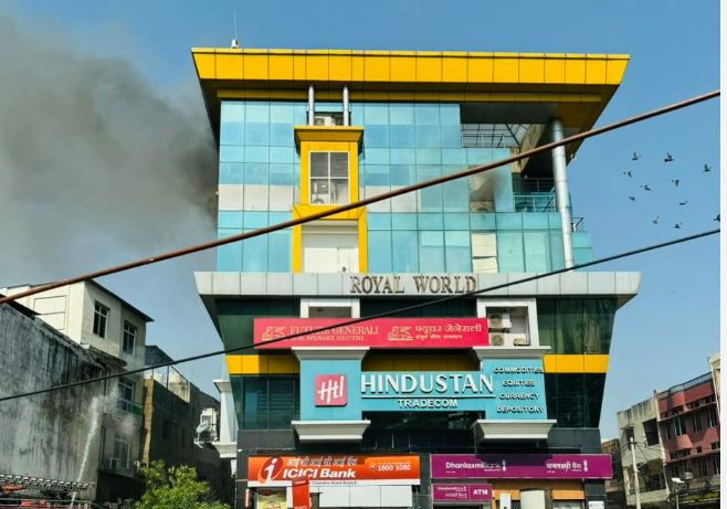 कामर्शियल कॉम्प्लेक्स में लगी आग, एक दर्जन अधिक दमकलों ने पांच घंटे में पाया काबू कामर्शियल कॉम्प्लेक्स में लगी आग, एक दर्जन अधिक दमकलों ने पांच घंटे में पाया काबू