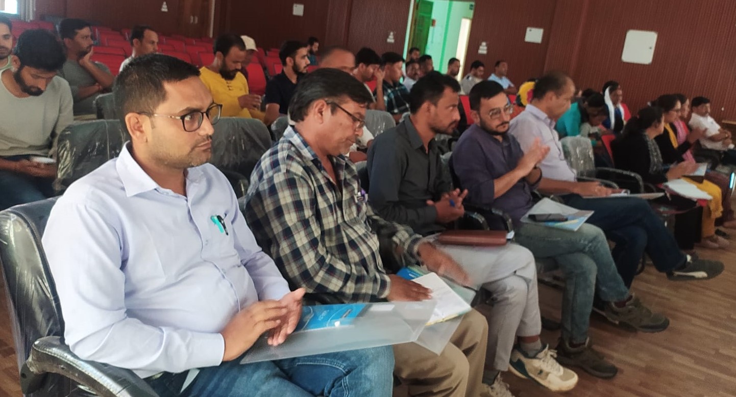 देवाल में आयोजित कार्यशाला में मौजूद अधिकारी व महिला समूह के सदस्य। देवाल में आयोजित कार्यशाला में मौजूद अधिकारी व महिला समूह के सदस्य।