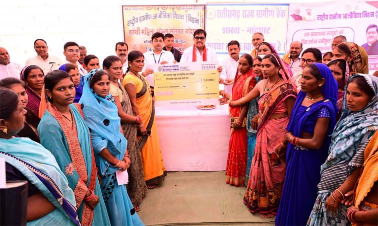 स्व-सहायता समूह के ऋण स्वीकृति कैंप में ऋण वितरित करते खादय मंत्री स्व-सहायता समूह के ऋण स्वीकृति कैंप में ऋण वितरित करते खादय मंत्री