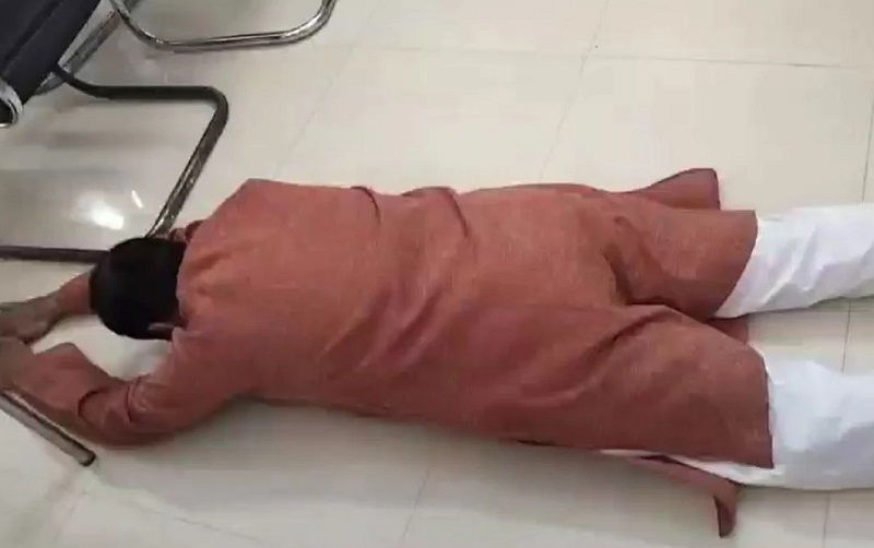 भाजपा विधायक पुलिस अधिकारी के सामने दंडवत हुए भाजपा विधायक पुलिस अधिकारी के सामने दंडवत हुए