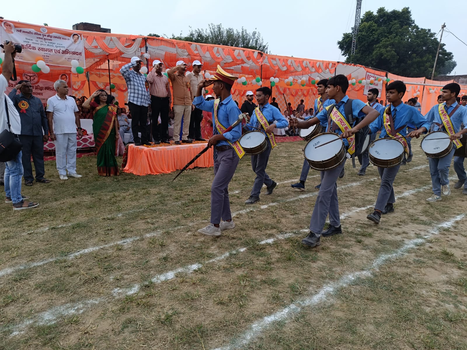 पारकर इंटर कॉलेज में जनपदीय शैक्षिक युवा क्रीड़ा समारोह के शुभारंभ पर मार्च पास्ट की सलामी लेते मुख्य अतिथि व अन्य।