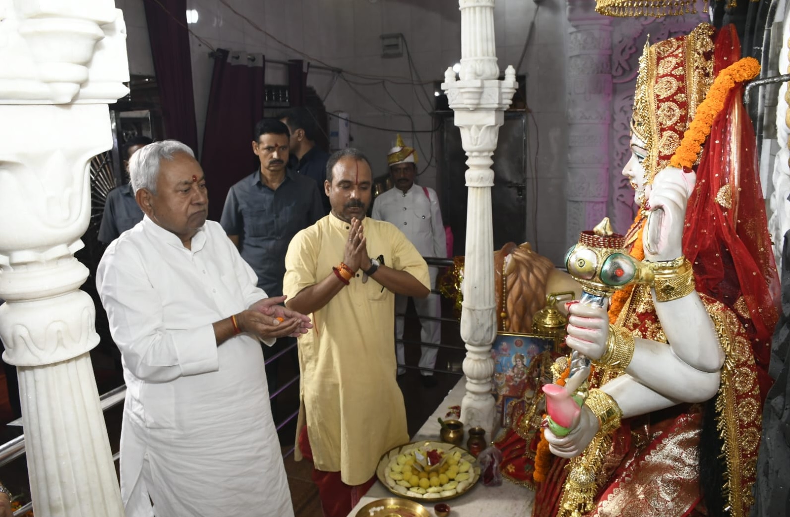 मुख्यमंत्री सप्तमी के मौके पर दुर्गा मंदिर -पंडालों में पूजा करते हुए मुख्यमंत्री सप्तमी के मौके पर दुर्गा मंदिर -पंडालों में पूजा करते हुए