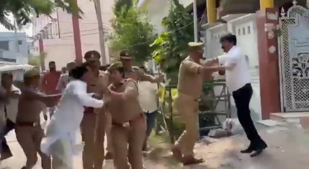 सदर विधायक व अधिवक्ता संघ के अध्यक्ष के बीच हुई हाथा पाई, विधायक का कुर्ता फटा सदर विधायक व अधिवक्ता संघ के अध्यक्ष के बीच हुई हाथा पाई, विधायक का कुर्ता फटा