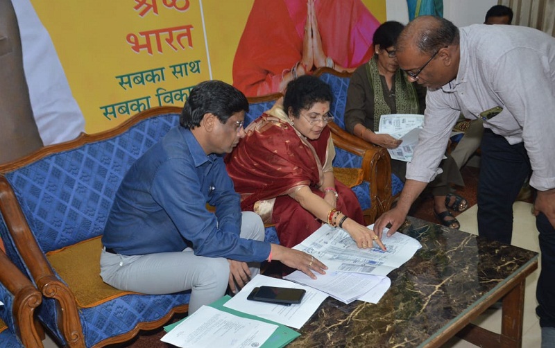 विकास कार्यों की समीक्षा करते हुए राज्यमंत्री कृष्णा गौर विकास कार्यों की समीक्षा करते हुए राज्यमंत्री कृष्णा गौर