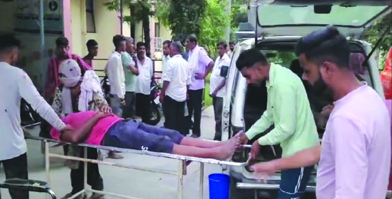 अस्पताल में घायल को ले जाते हुए