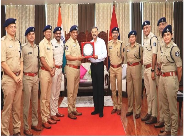 पुलिस महानिदेशक ने 10 प्रशिक्षु आईपीएस अधिकारियों से मुलाकात की पुलिस महानिदेशक ने 10 प्रशिक्षु आईपीएस अधिकारियों से मुलाकात की