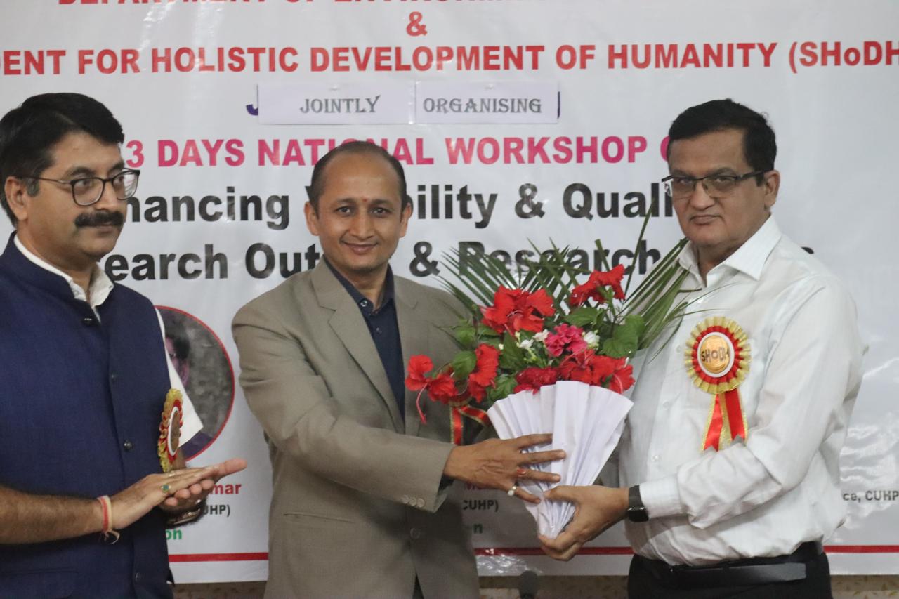 कार्यशाला के दौरान मुख्यतिथि का स्वागत करते हुए। कार्यशाला के दौरान मुख्यतिथि का स्वागत करते हुए।