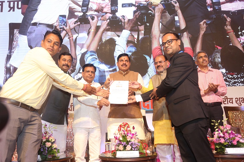 मुख्यमंत्री संपदा 2.0 पोर्टल और मोबाइल एप के शुभारंभ कार्यक्रम में अधिकारियों को सम्मानित करते हुए