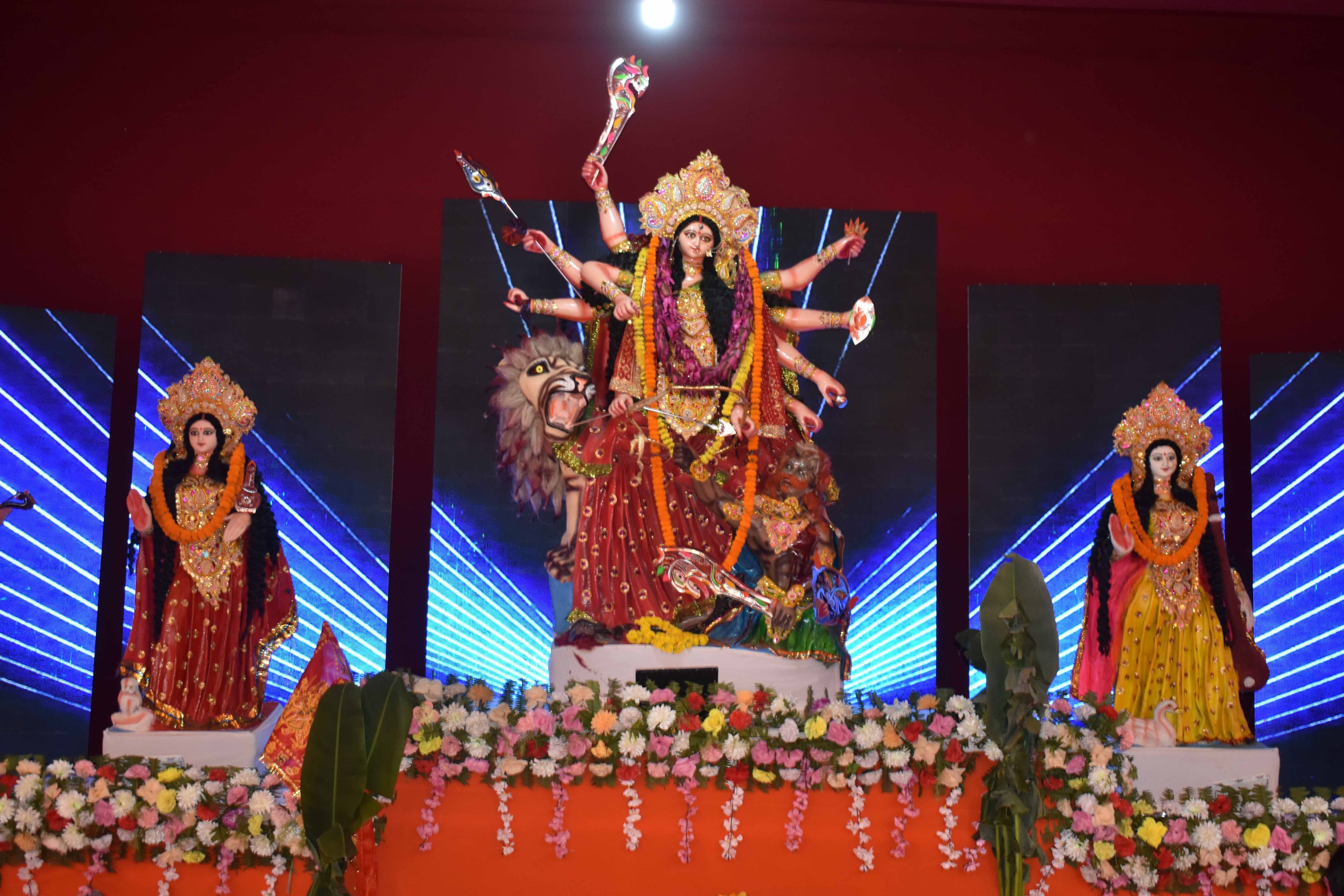 वाराणसी में पूजा पंडालों में भीड़ का नजारा: फोटो बच्चा गुप्ता