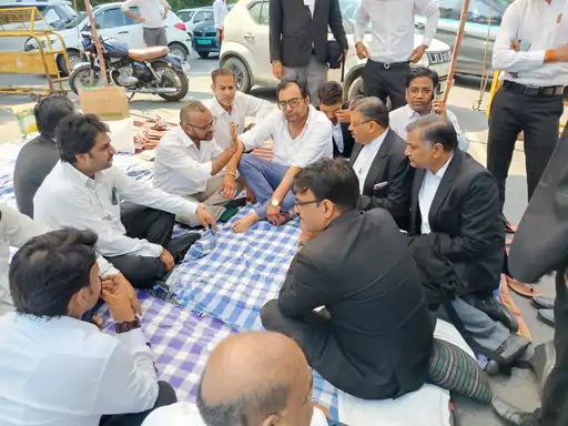 हाईकोर्ट के बाहर वकीलों का धरना मामला: एसीपी अशोक नगर से सकारात्मक लिखित आश्वासन के बाद धरना समाप्त हाईकोर्ट के बाहर वकीलों का धरना मामला: एसीपी अशोक नगर से सकारात्मक लिखित आश्वासन के बाद धरना समाप्त