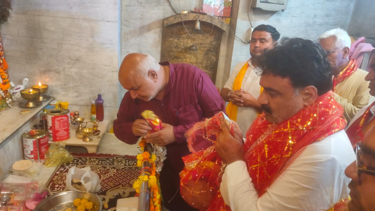 मां जयंती की पूजा करते हुए श्रद्धालु। मां जयंती की पूजा करते हुए श्रद्धालु।