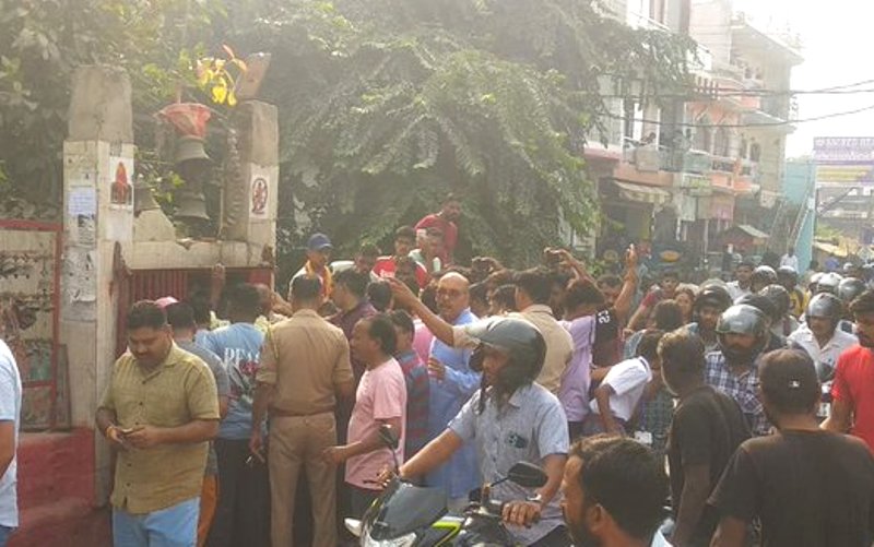 नीलमथा क्षेत्र में मंदिर के बाहर लगी भीड़ (फोटो) नीलमथा क्षेत्र में मंदिर के बाहर लगी भीड़ (फोटो)