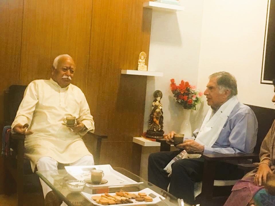 सरसंघचालकांशी संवाद साधताना टाटांचे संग्रहित छायाचित्र सरसंघचालकांशी संवाद साधताना टाटांचे संग्रहित छायाचित्र