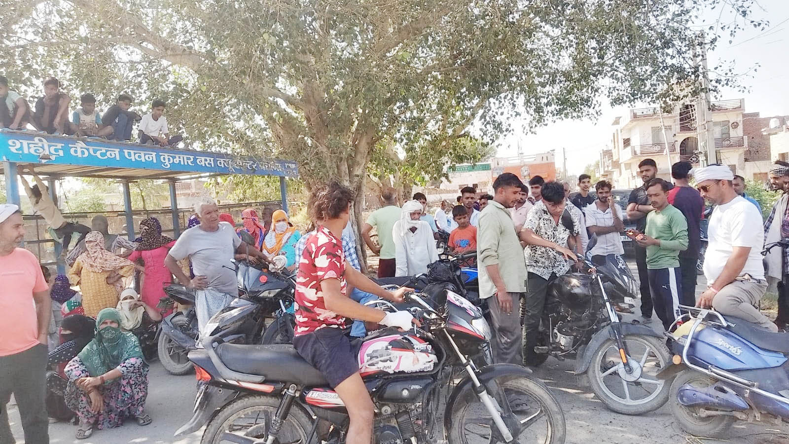 नगूरां-उचाना मार्ग पर बधाना गांव में अवरोधक डालकर जाम लगाते ग्रामीण। नगूरां-उचाना मार्ग पर बधाना गांव में अवरोधक डालकर जाम लगाते ग्रामीण।