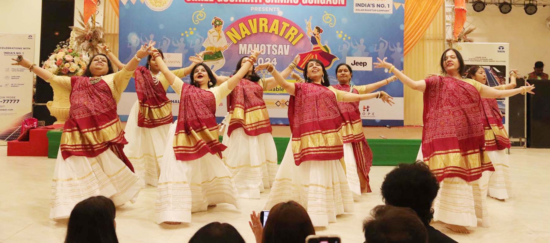 फोटो नंबर-02: गुरुग्राम में श्री गुजराती समाज की ओर से नवरात्रि महोत्सव में डांस करती महिलाएं। फोटो नंबर-02: गुरुग्राम में श्री गुजराती समाज की ओर से नवरात्रि महोत्सव में डांस करती महिलाएं।