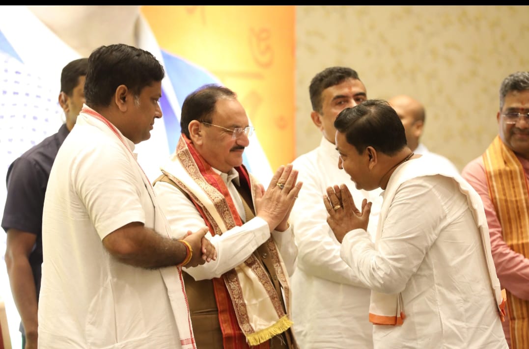 पश्चिम बंगाल के राजारहाट न्यूटाउन में विभिन्न क्षेत्रों की प्रतिष्ठित हस्तियों से बातचीत के दौरान नेताओं से मुलाकात करते जे पी नड्डा पश्चिम बंगाल के राजारहाट न्यूटाउन में विभिन्न क्षेत्रों की प्रतिष्ठित हस्तियों से बातचीत के दौरान नेताओं से मुलाकात करते जे पी नड्डा