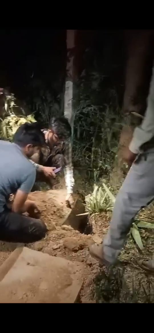चित्तौड़गढ़ जिले के भादसोड़ा में कब्र से छेड़छाड़ की सूचना पर पहुंचे ग्रामीण। चित्तौड़गढ़ जिले के भादसोड़ा में कब्र से छेड़छाड़ की सूचना पर पहुंचे ग्रामीण।