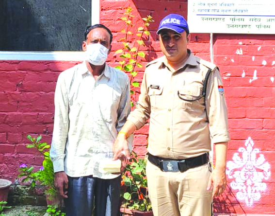 पुलिस गिरफ्त में आरोपित पुलिस गिरफ्त में आरोपित