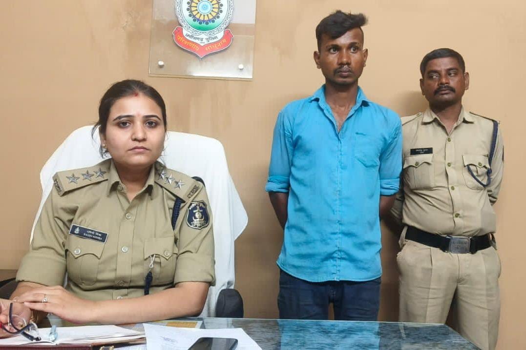 कुरूद थाना में गिरफ्तार आरोपित मुकेश साहू। कुरूद थाना में गिरफ्तार आरोपित मुकेश साहू।