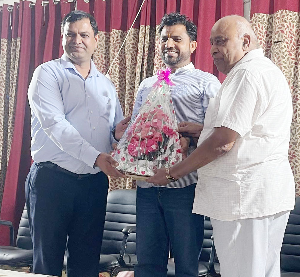 विधायक देवेंद्र कादियान का स्वागत करते हुए विधायक देवेंद्र कादियान का स्वागत करते हुए
