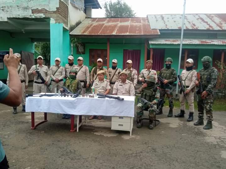 इंफाल: मणिपुर में अलग-अलग स्थानों पर बरामद किए गए हथियारों और विस्फोटकों की तस्वीर।