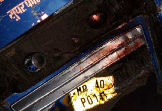 रायसेन में सड़क हादसे के बाद बस की तस्वीर