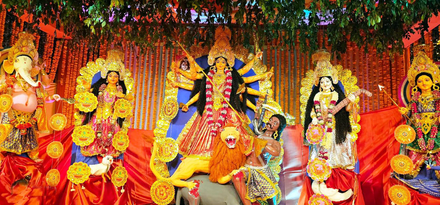 नैनीताल में चल रहे 68वें दुर्गा पूजा महोत्सव में सजी महिषासुर मर्दिनी मां दुर्गा की झांकी। नैनीताल में चल रहे 68वें दुर्गा पूजा महोत्सव में सजी महिषासुर मर्दिनी मां दुर्गा की झांकी।