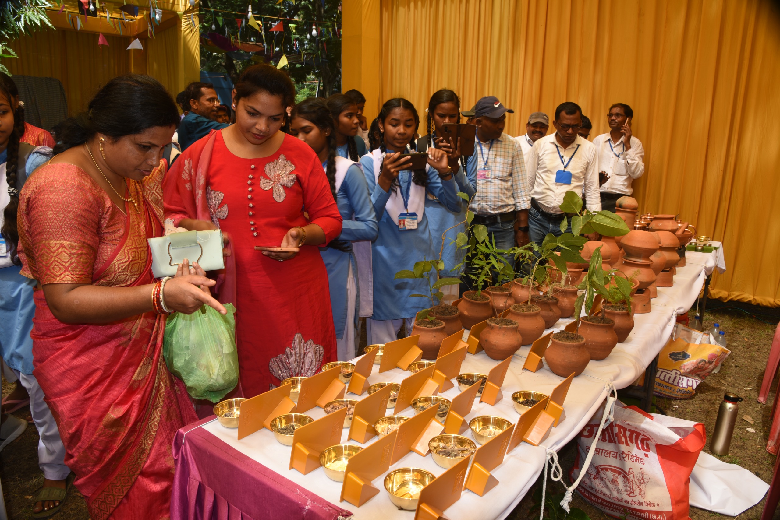 आयुष विभाग द्वारा लगाई गई प्रदर्शनी का अवलोकन करते हुए छात्र व अन्य लोग। आयुष विभाग द्वारा लगाई गई प्रदर्शनी का अवलोकन करते हुए छात्र व अन्य लोग।