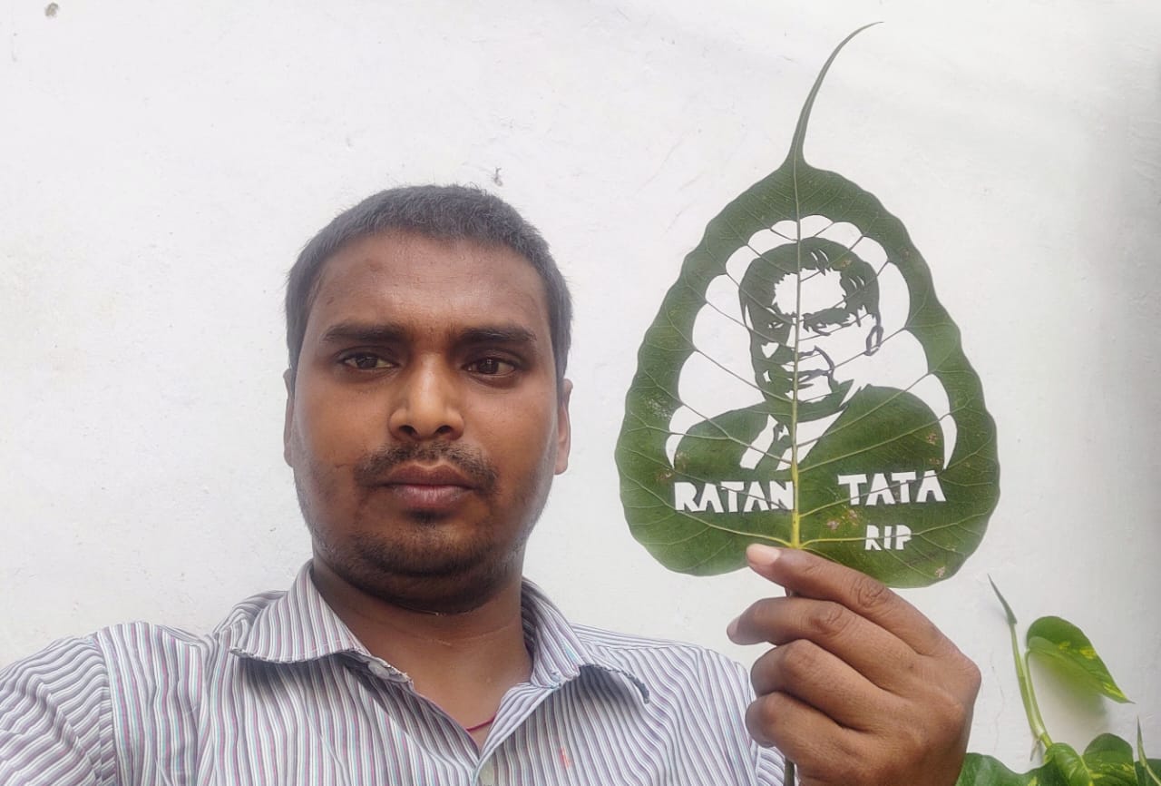 रतन टाटा की आकृति उकेर कर श्रद्धांजलि देते मधुरेन्द्र रतन टाटा की आकृति उकेर कर श्रद्धांजलि देते मधुरेन्द्र