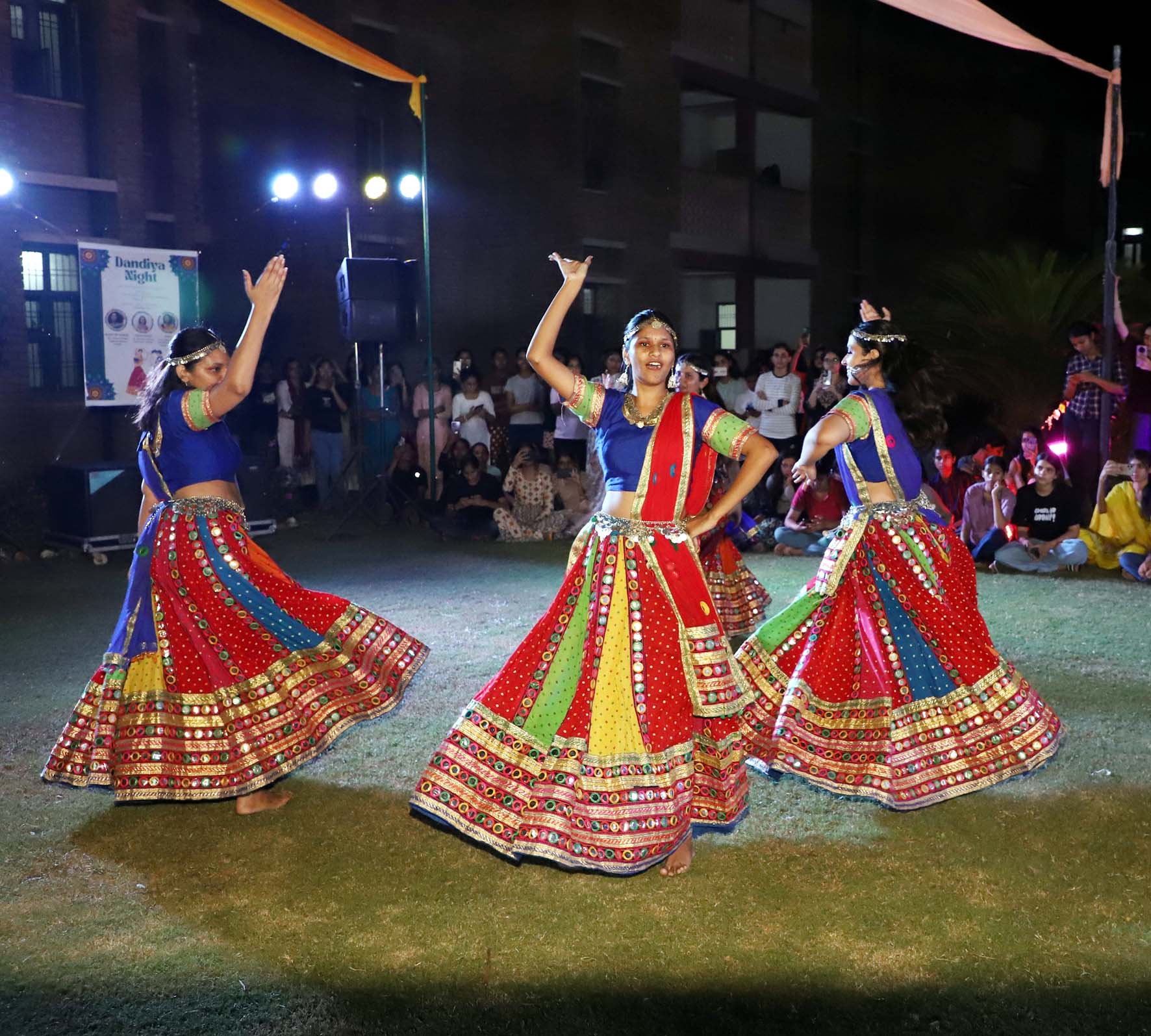 कार्यक्रम में प्रस्तुति देती छात्राएं। कार्यक्रम में प्रस्तुति देती छात्राएं।