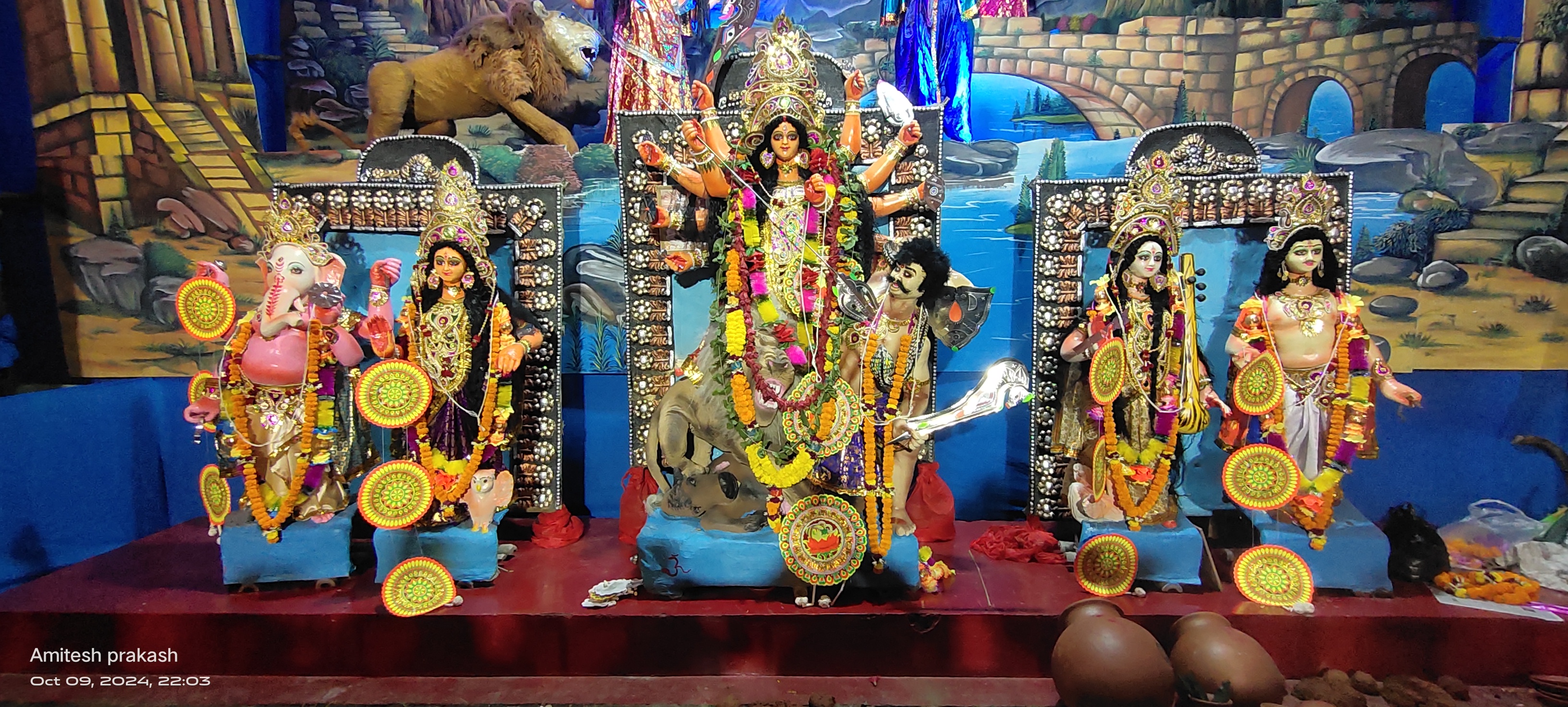 मां दुर्गा का दर्शन करते श्रद्धालु मां दुर्गा का दर्शन करते श्रद्धालु