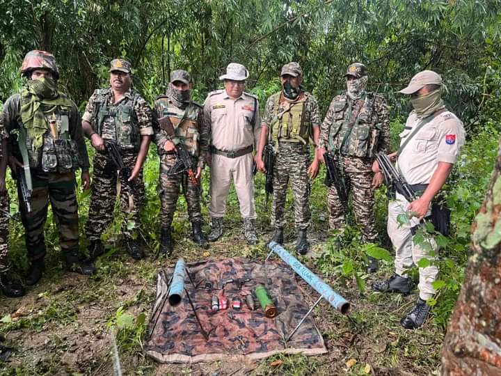 इंफाल: मणिपुर में अलग-अलग स्थानों पर बरामद किए गए हथियारों और विस्फोटकों की तस्वीर।