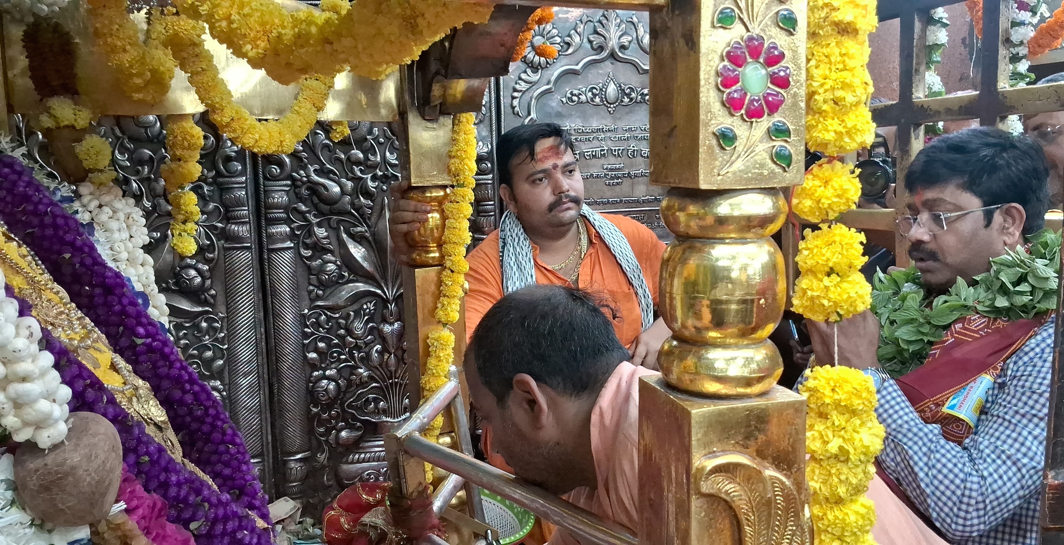 मां विंध्यवासिनी का दर्शन करते कैविनेट मंत्री नंद गोपाल गुप्ता नंदी मां विंध्यवासिनी का दर्शन करते कैविनेट मंत्री नंद गोपाल गुप्ता नंदी